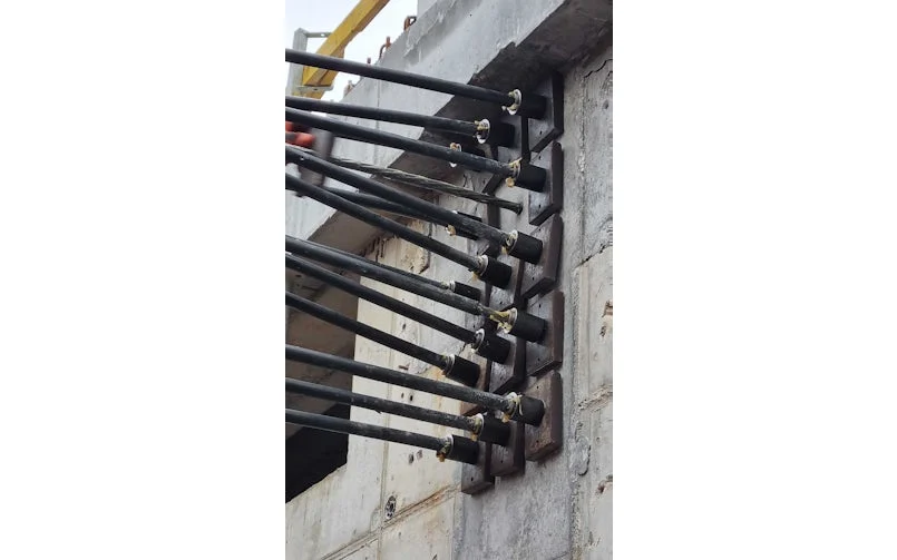 De stalen kabels lopen door een buis en worden op spanning gebracht nadat de balk gestort en uitgehard is (foto: IMd raadgevende ingenieurs)
