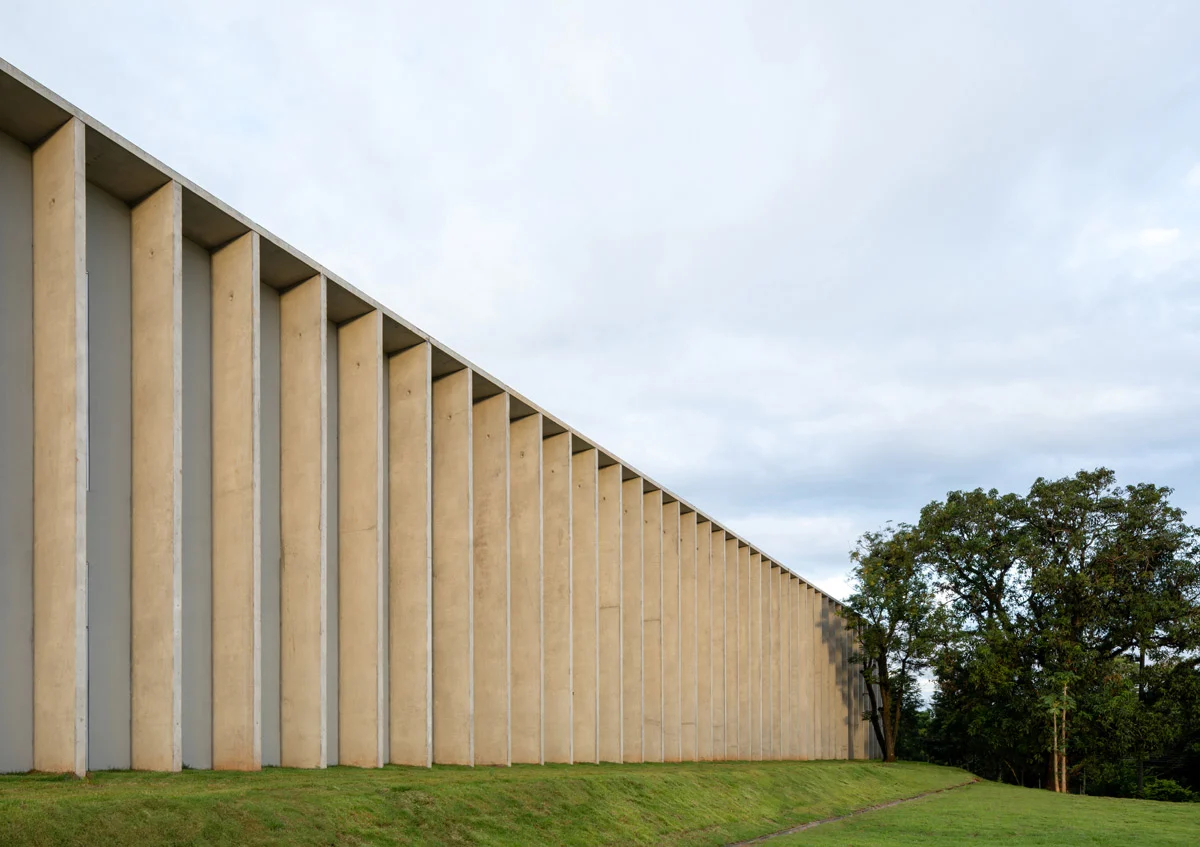 De architecten kozen voor dezelfde gebouwtypologie maar maakten het een verdieping lager waardoor het zich voegt in de groene omgeving (Foto: Fran Parente)