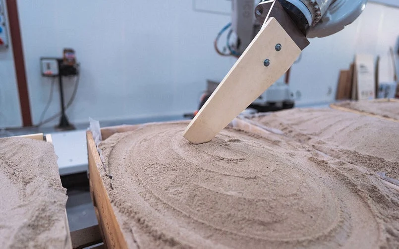Een robotarm met spatel vormt de zandmal (foto: Kees Leemeijer)