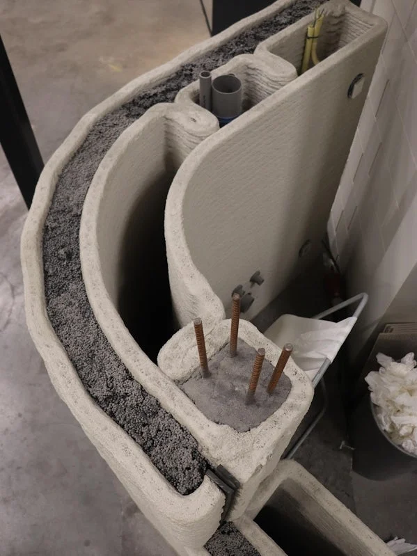 3d betonwand met geintegreerde technische voorzieningen