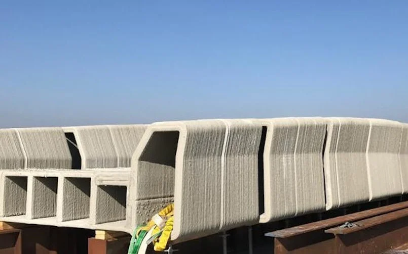 De fietsbruggen in Noord-Holland bestaan uit geschakelde brugdelen, die gekoppeld en op spanning worden gebracht met staalkabels. De knik in de rand loopt mooi door van element naar element (foto: Weber Beamix)