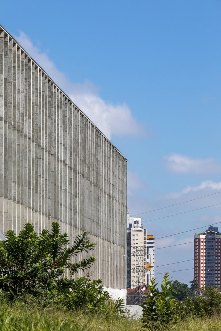 De opzet is simpel: een rechthoekig gebouw van drie verdiepingen op een parkeerkelder (Foto: Fran Parente)
