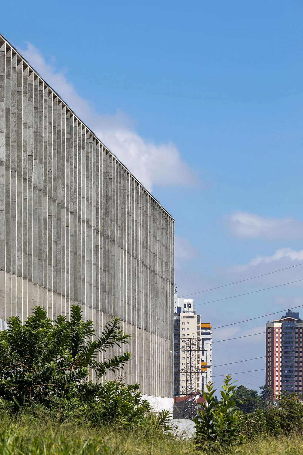 De opzet is simpel: een rechthoekig gebouw van drie verdiepingen op een parkeerkelder (Foto: Fran Parente)