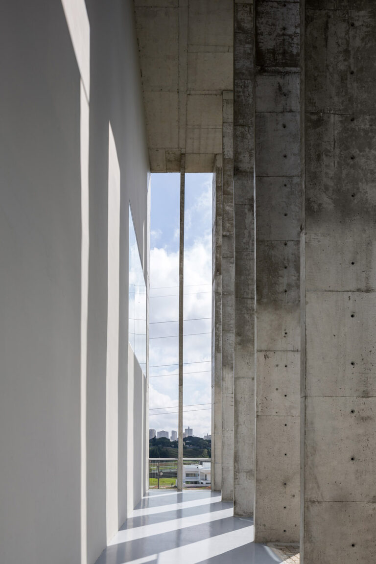 De lamellen dragen de betonnen vloeren en het dak, en weren de zon (Foto: Fran Parente)