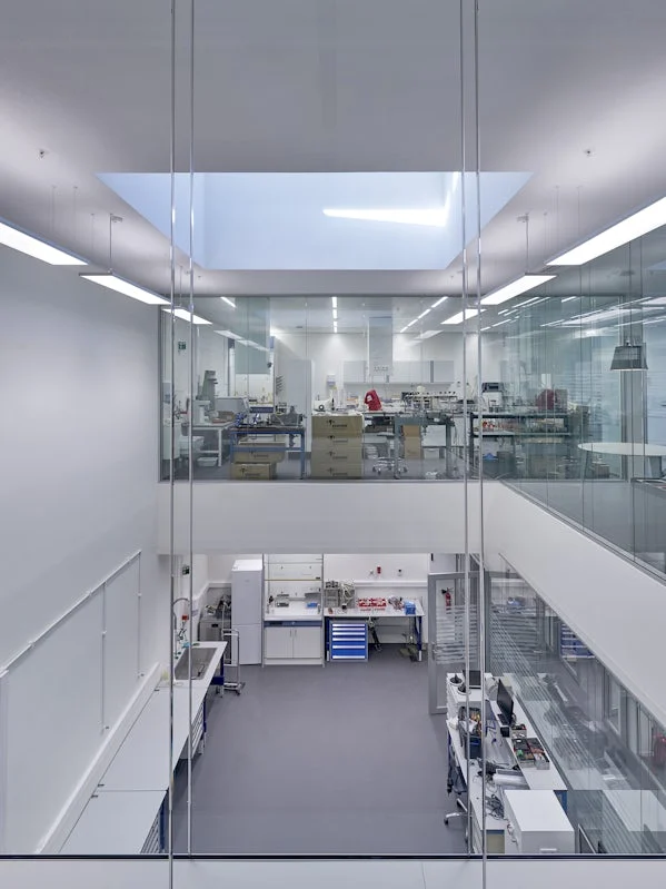 atrium met twee verdiepingen laboratoriumruimte transparantie en samenwerking staan centraal