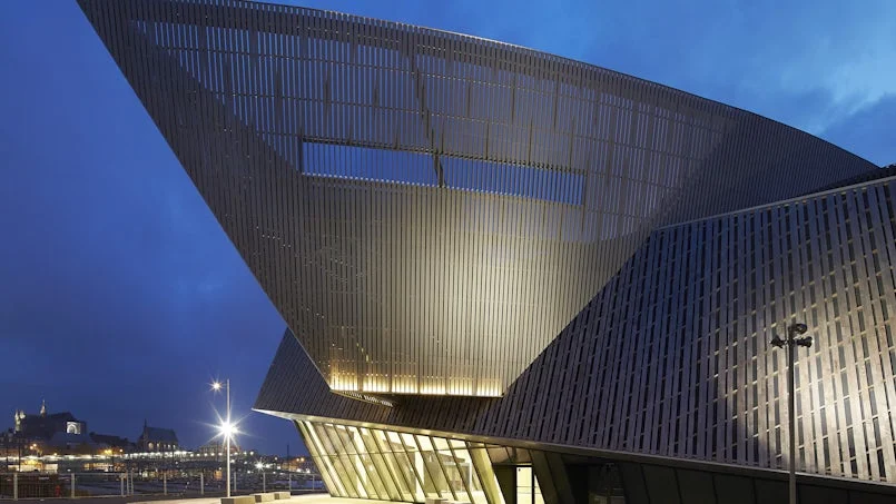 avondbeeld centre de congres luik lichtlijnen gevel