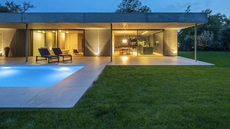 avondbeeld villa venlo met verlichte overkapping