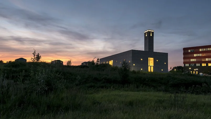avondlicht silhouet gebouw met betongevel iccl