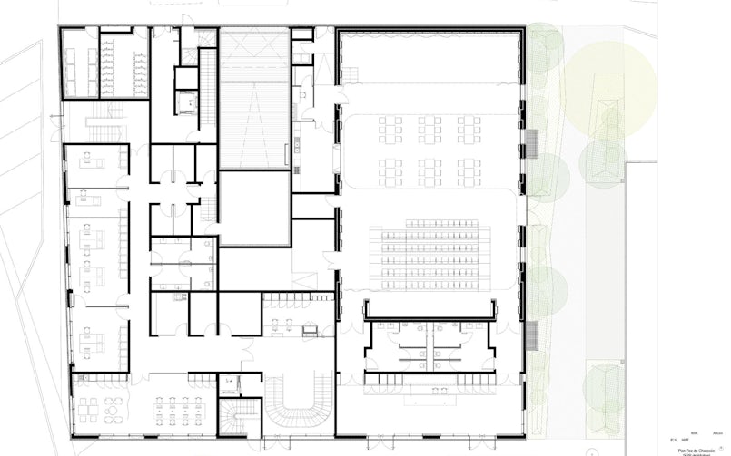 Op de begane grond kantoren en een grote bijeenkomst­ruimte, bovenaan is de hellingbaan naar de parkeergarage eronder zichtbaar (tekening: W Architectures)