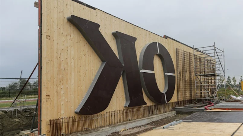 bekisting voor ok letters in betonwand