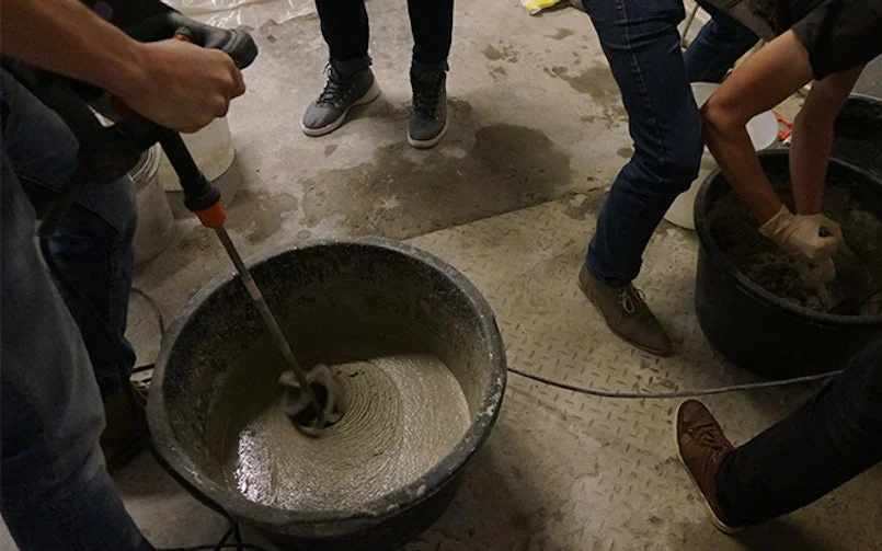 betonmix-gietproces-binnen-werkruimte