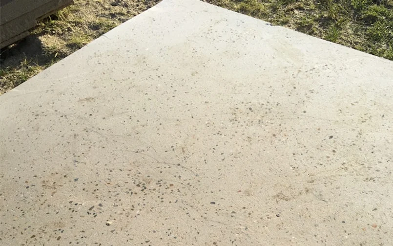 Het beton van de vloer is gepolijst, door het schuren komt de kiezel tevoorschijn en krijg je een gespikkeld materiaal.