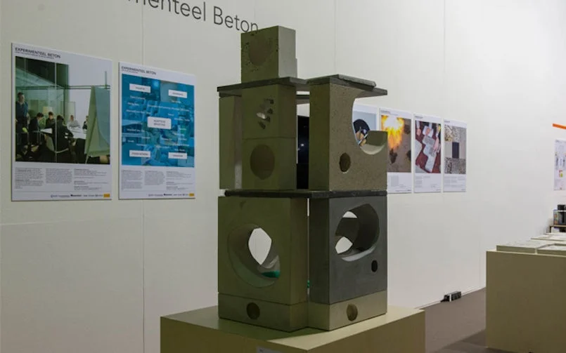bezoekers voelen aan ‘ravencrete – grofkorrelig en innovatief oppervlak met focus op tactiele beleving van