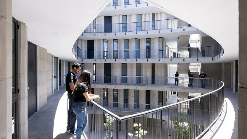 binnencirkel met open galerijen – gemeenschappelijke ruimte binnen het gesloten bouwblok