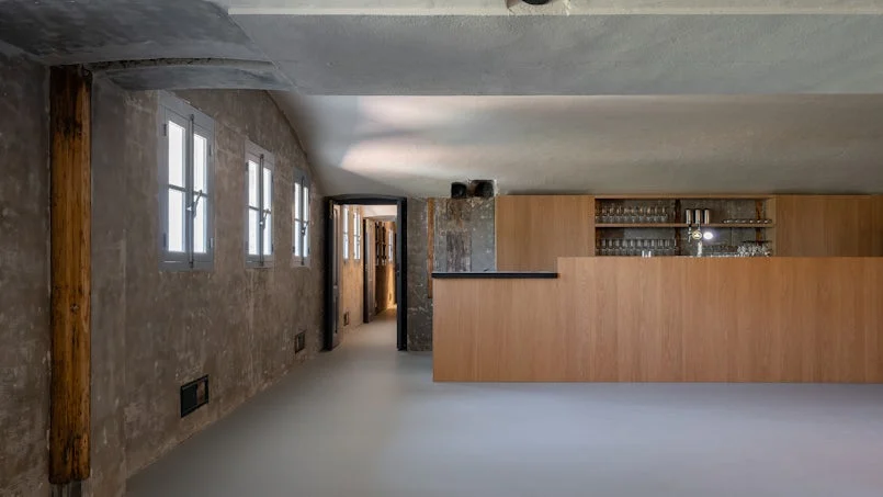 binnenruimte met vernieuwd interieur – combinatie van ruwe betonwanden en warme houten accenten