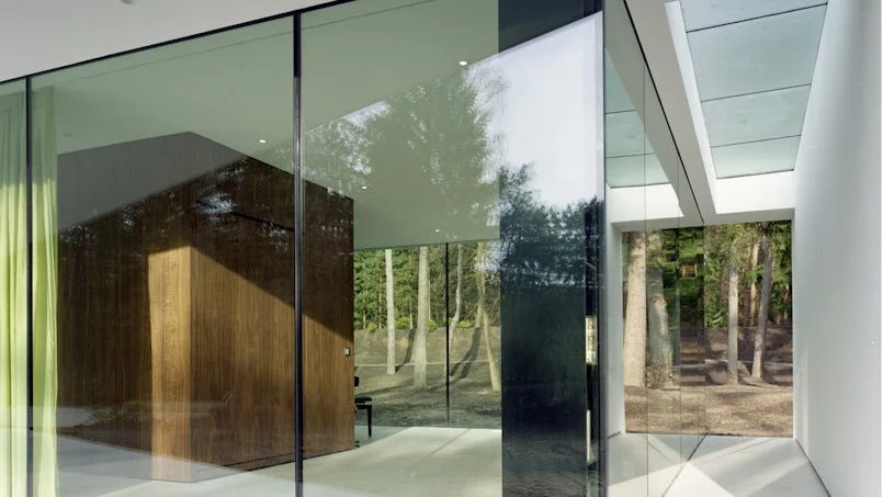 binnenzicht in villa 1 architectonisch spel tussen beton hout en transparantie
