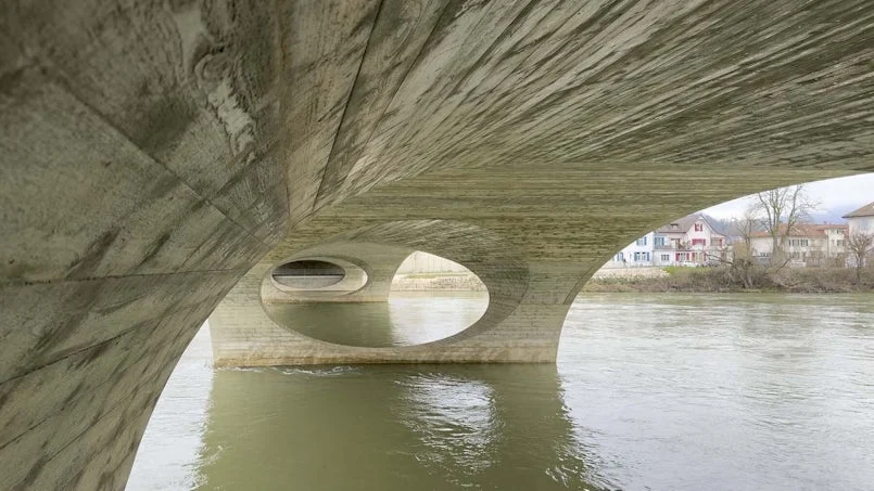 boogbrug over de aare van gewapend beton – architectonisch voorbeeld van betonnen infrastructuur