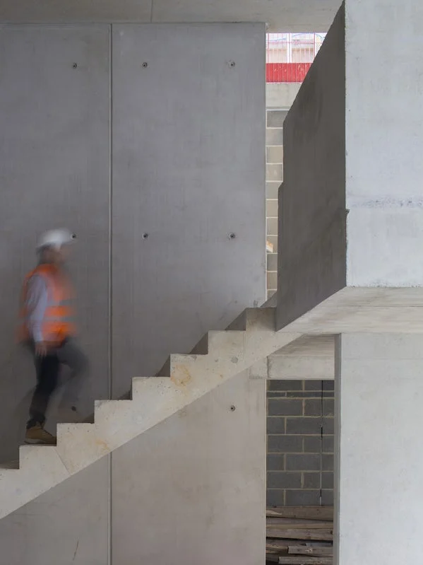 bouwfase nobu hotel trap in schoonbeton met constructie in beeld