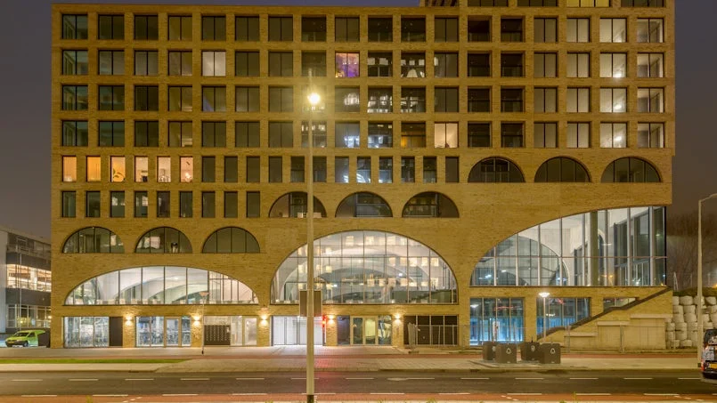 bouwfoto van westbeat – bekisting en uitvoering van gewelfde betonnen structuur in aanbouw