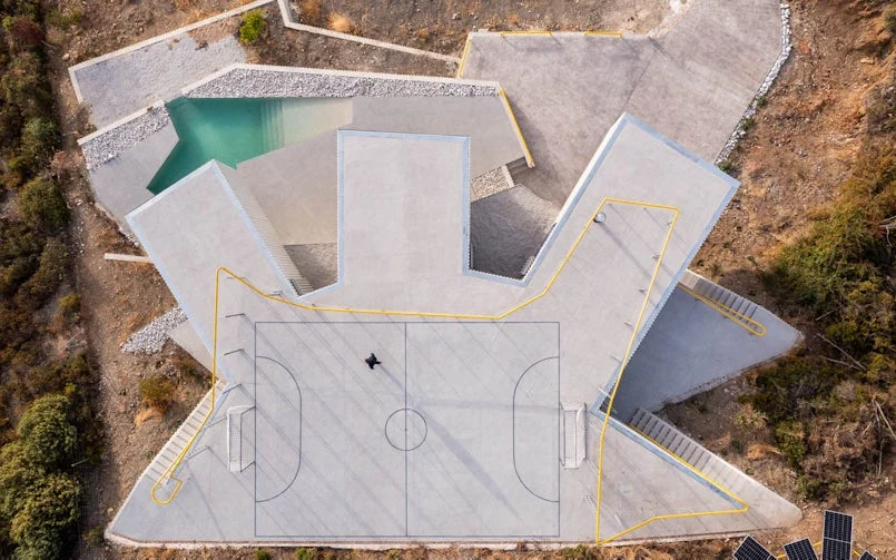 Bovenaanzicht: het terras bovenop is goed te zien en de grillige vormen van de plattegrond op elke laag (foto: Javier Orive)