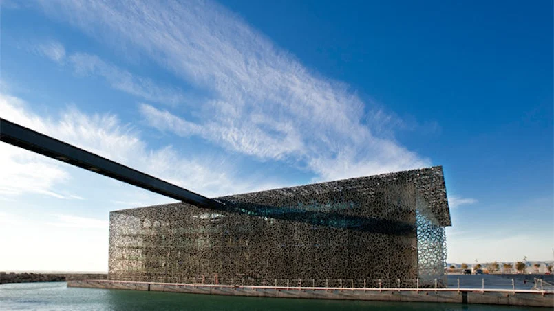 breedhoekopname van mucem in de context van de oude haven van marseille