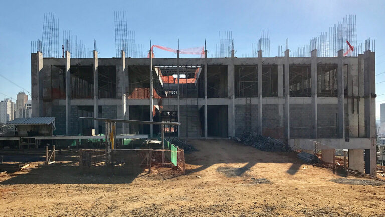 Eerst is de fundering en de begane grondvloer gestort, vervolgens de lamellen, verdiepingsvloeren en trappen (Foto: V. Panhuysen)