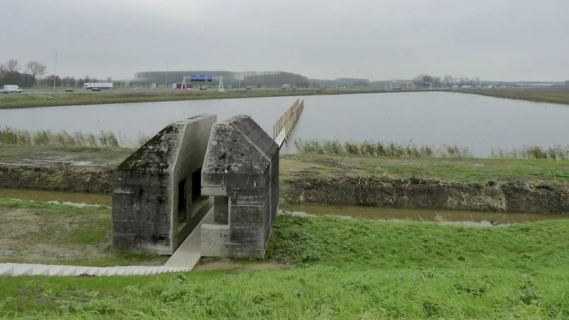 bunker 599 in het landschap – opengesneden betonnen verdedigingswerk als ruimtelijk statement