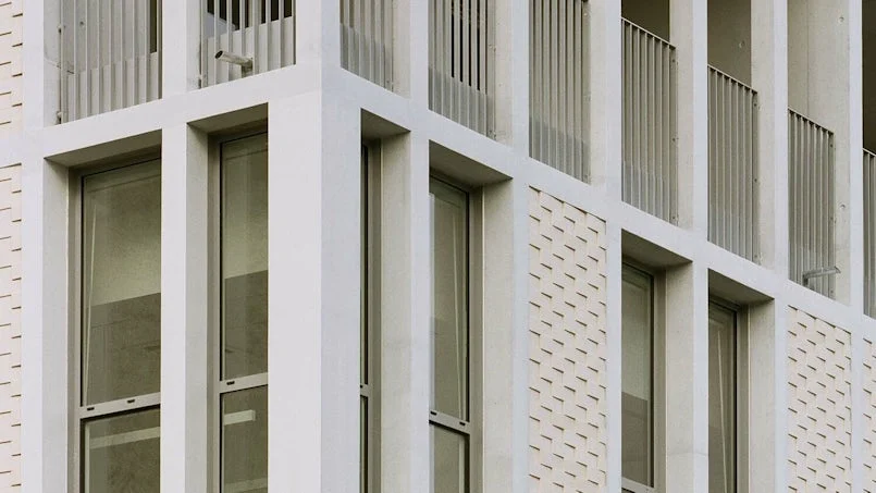 close up gevelstructuur en balkons grote vriendelijke monoliet