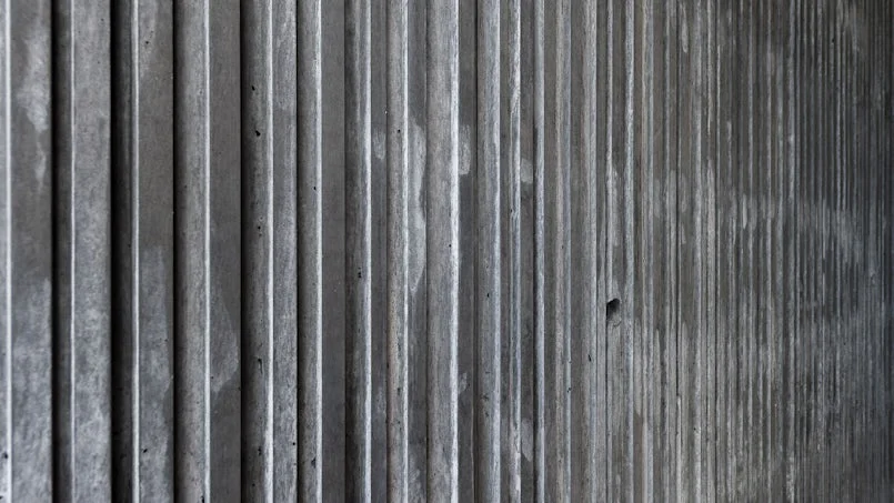 close up noe bekistingstructuur schoonbetonwand