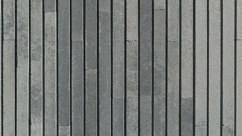 close up patroon van langformaat gevelstenen in betonnen gevel