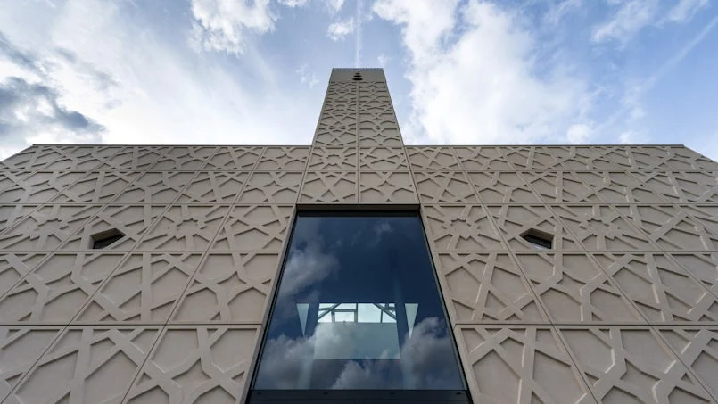 close up schoonbeton met relief en raam iccl