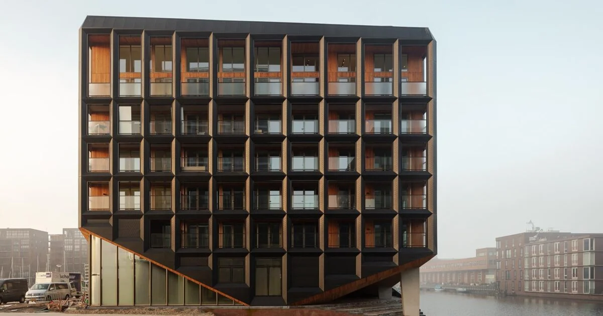 close up vooraanzicht jonas gebouw met walvisvormige betonnen gevel