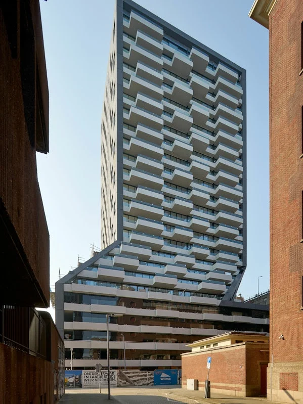 de muse gezien vanaf de straat waar de uitspringende balkons het gebouw een expressieve meanderende vorm geven
