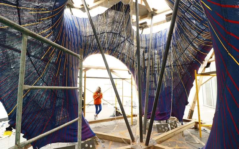De gebreide bekisting wordt in een tijdelijk houten frame opgespannen tot de gewenste vorm (foto: Maria Verhulst)