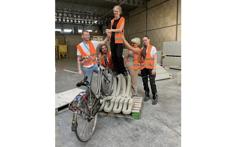 Team fietsenstalling trots bij hun eerste print (foto: Tektoniek)