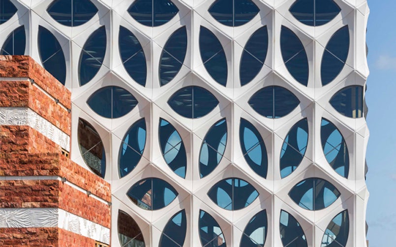 Het museum Naturalis in Leiden gebruikt heel andere specificaties voor de kroon­gevel dan voor de reliëfstructuur in de horizontale banden (foto: ScagliolaBrakkee)