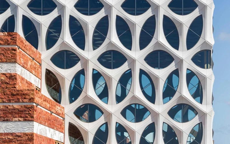 Het museum Naturalis in Leiden gebruikt heel andere specificaties voor de kroon­gevel dan voor de reliëfstructuur in de horizontale banden (foto: ScagliolaBrakkee)