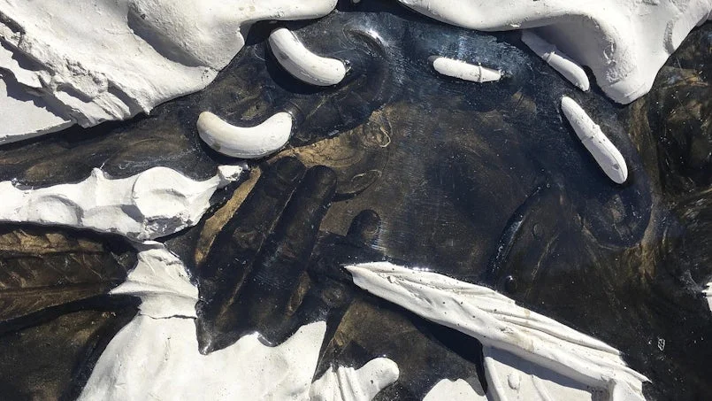 detail van een betonnen handafdruk in het kunstwerk ‘echo van nynke koster