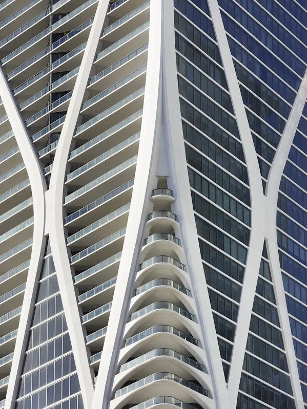 detail van exoskelet in glasvezelversterkt beton elegantie en structurele kracht komen samen