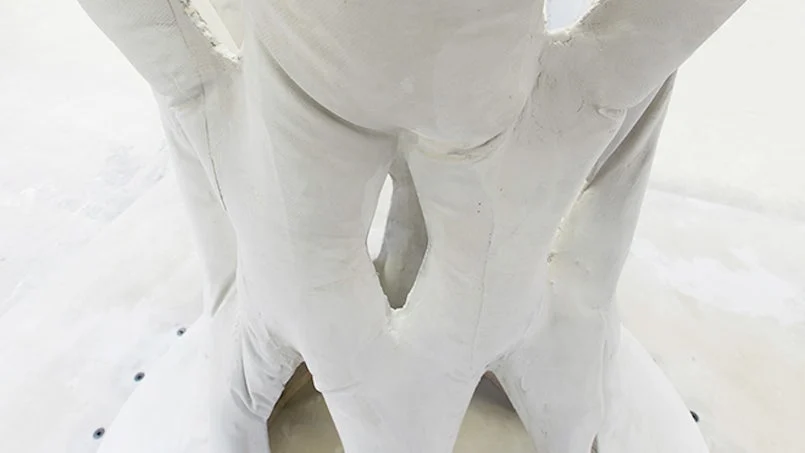 detail van gegoten beton – glad oppervlak en vloeiende geometrie typerend voor fabric formwork