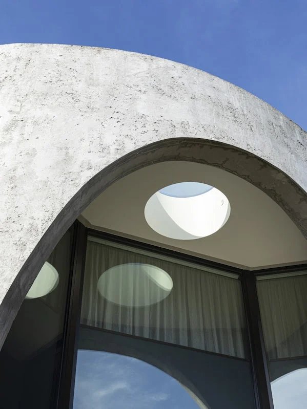 detail van gevelopening met oculus zonlicht valt gericht binnen via deze ronde uitsparing in het dak