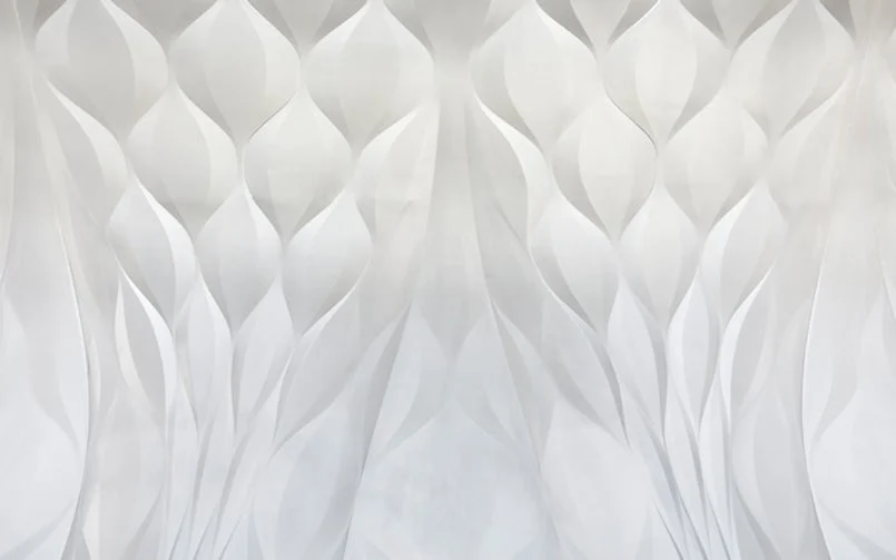 Het bladachtige patroon van de decoratieve 3D-wand van glasvezelgips is afgeleid van de vorm van het exoskelet (foto: Hufton+Crow)