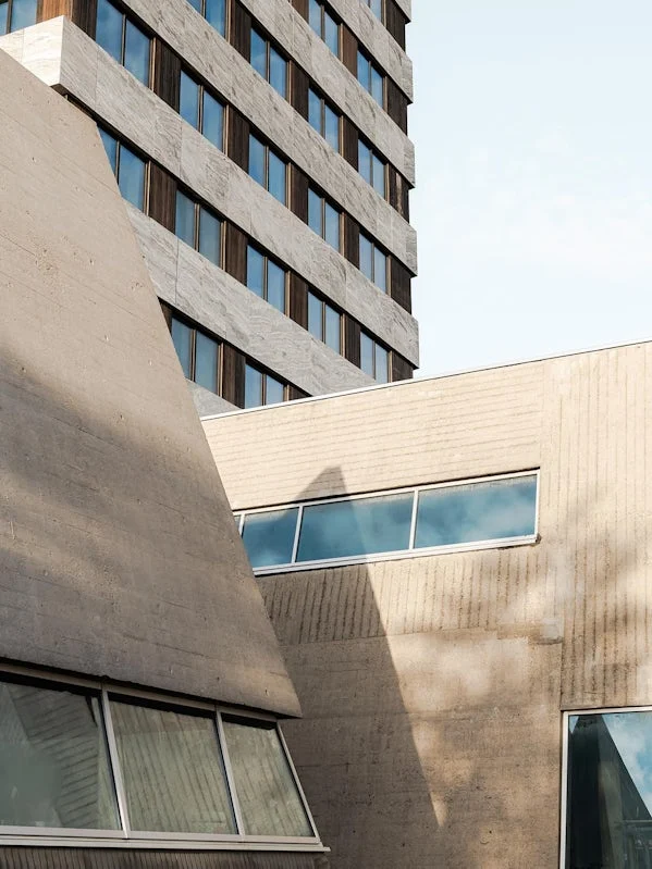 detailopname betonstructuur van het vernieuwde stationspostgebouw