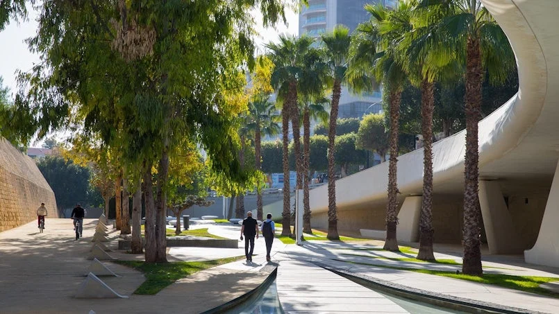 entree tot eleftheria square – palmen en vloeiende betonstructuren verwelkomen bezoekers