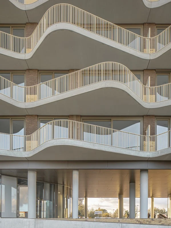 entreepartij en onderbouw westerschans goes met golvende balkons
