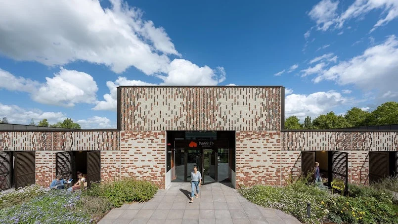entreezijde maggies center met expressieve beton en baksteengevel