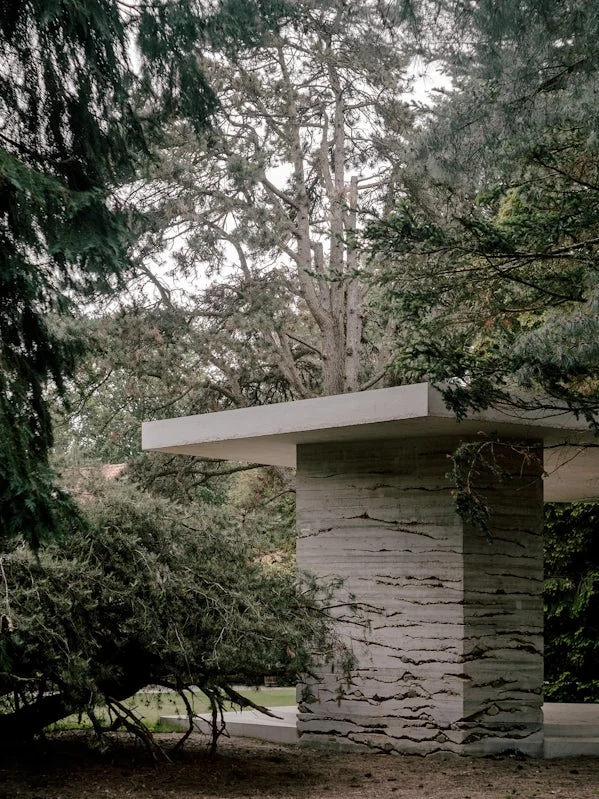 enzo valerio paviljoen betonkolommen met natuurlijke textuur pinetum