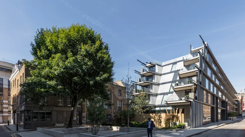 exterieur overzicht nobu hotel met strakke betonarchitectuur