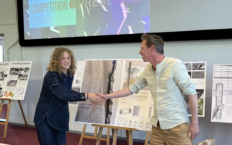 Tweede prijs Fabric[ating] Strength - in ontvangst genomen dor Anna Klaver, namens team - jurylid Paul Stavert, Powerhouse Company
