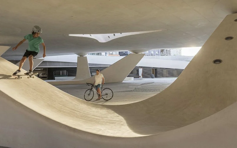 Skaters maken dankbaar gebruik van de golvende vormen (foto: Laurian Ghinitoiu)